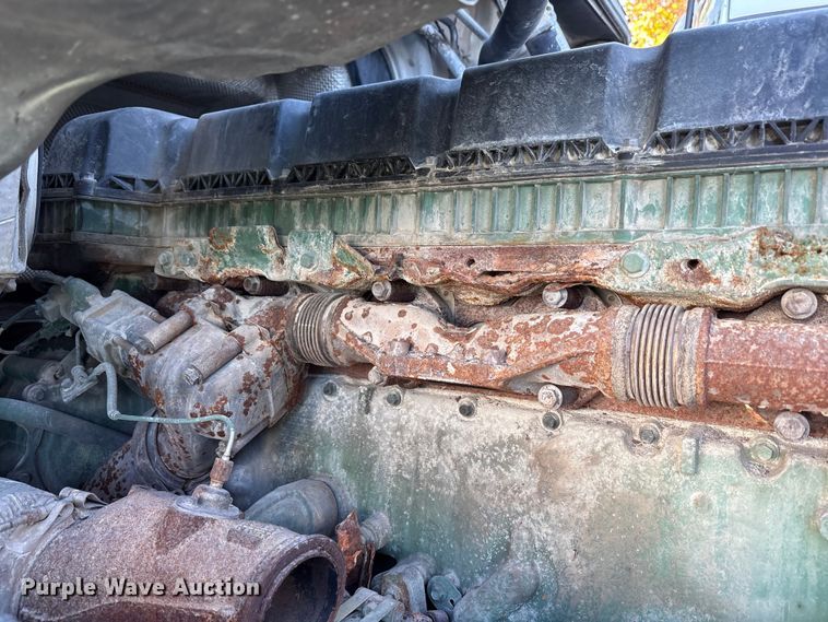 image for item YA1040 2019 Volvo VNL semi truck