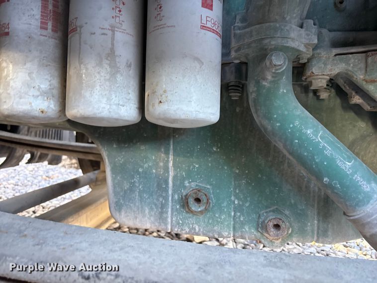 image for item YA1040 2019 Volvo VNL semi truck