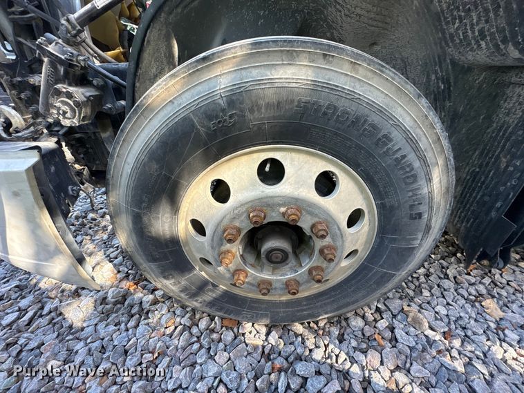 image for item YA1040 2019 Volvo VNL semi truck