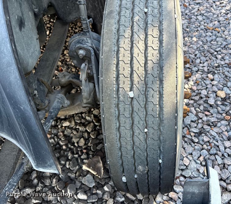 image for item YA1040 2019 Volvo VNL semi truck