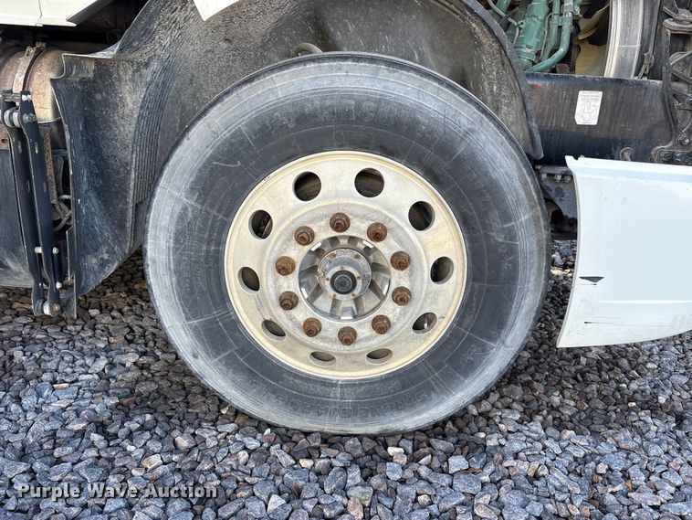 image for item YA1040 2019 Volvo VNL semi truck