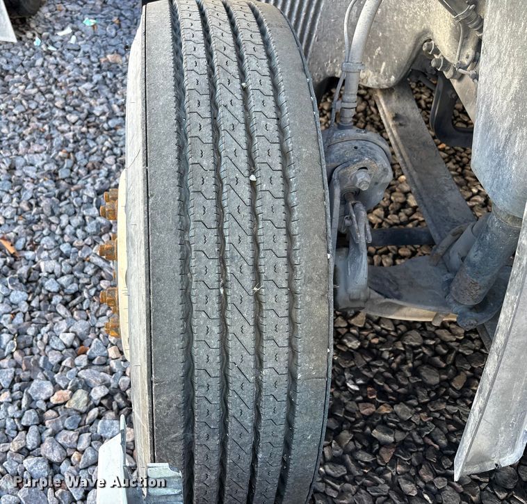 image for item YA1040 2019 Volvo VNL semi truck