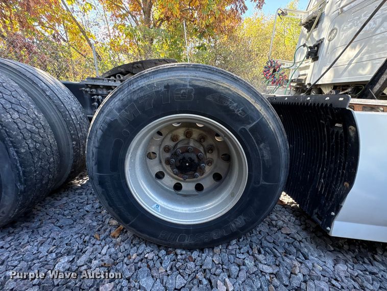 image for item YA1040 2019 Volvo VNL semi truck