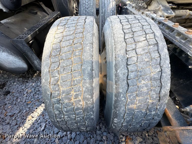 image for item YA1040 2019 Volvo VNL semi truck