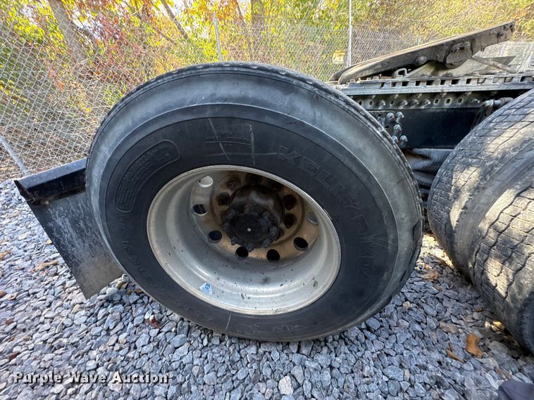 image for item YA1040 2019 Volvo VNL semi truck