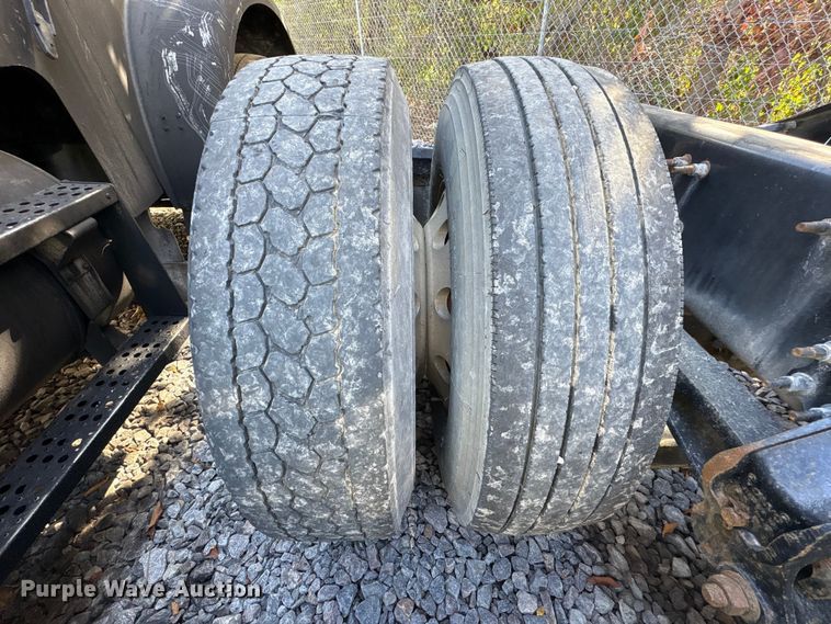 image for item YA1040 2019 Volvo VNL semi truck