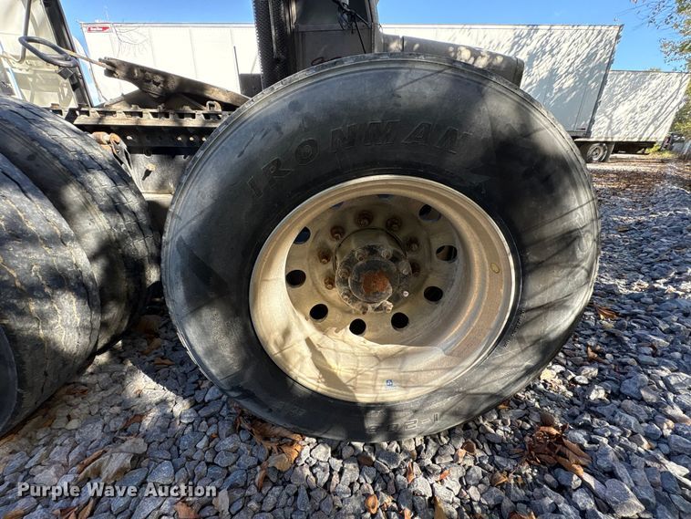 image for item YA1040 2019 Volvo VNL semi truck