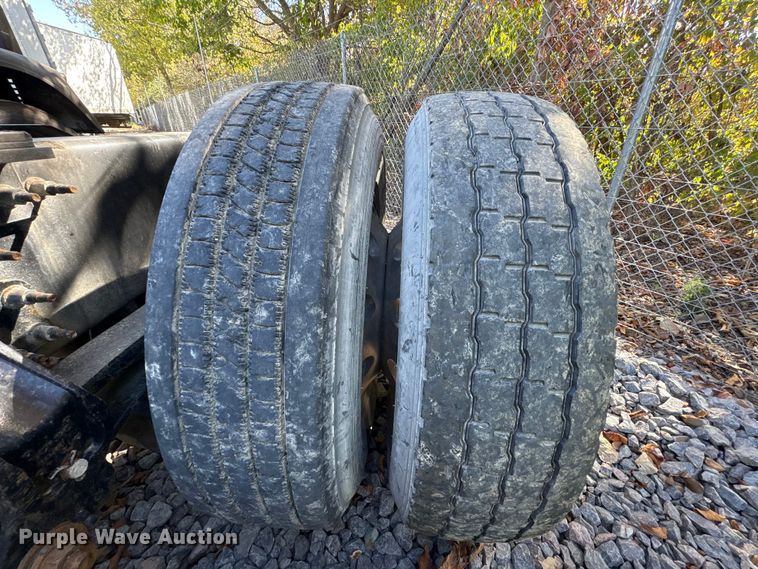 image for item YA1040 2019 Volvo VNL semi truck