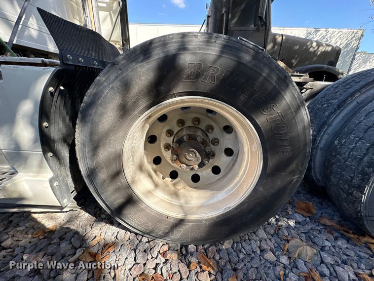 image for item YA1040 2019 Volvo VNL semi truck