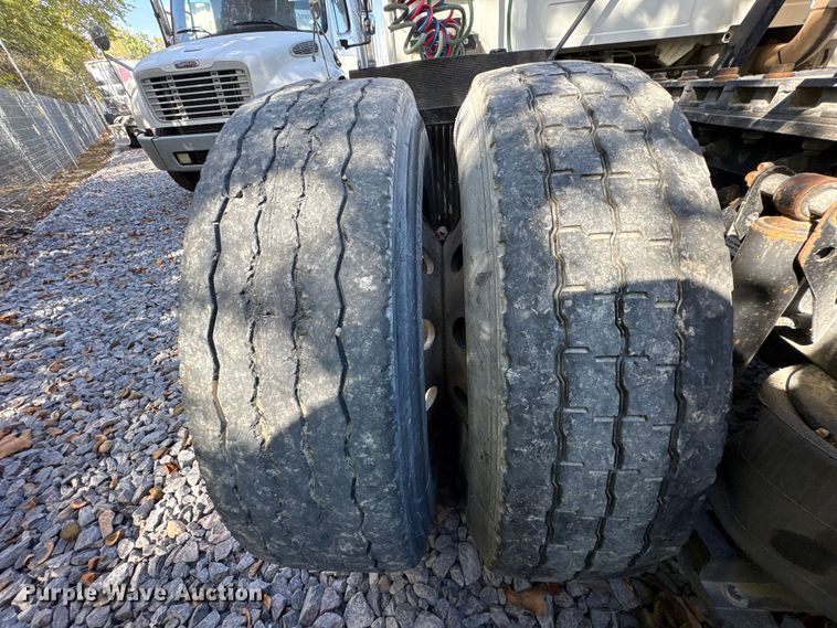 image for item YA1040 2019 Volvo VNL semi truck