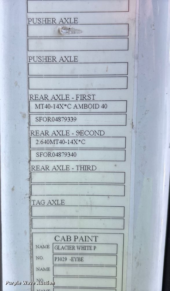 image for item YA1040 2019 Volvo VNL semi truck