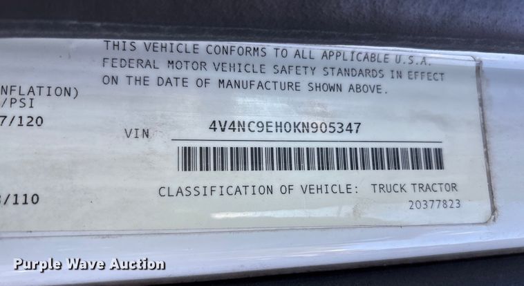 image for item YA1040 2019 Volvo VNL semi truck