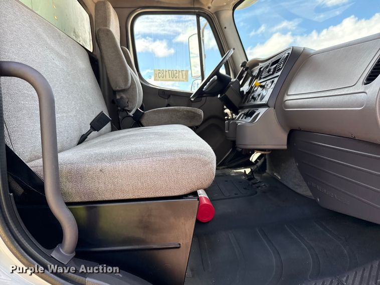 image for item YA1053 2017 Freightliner Business Class M2 refrigerated truck