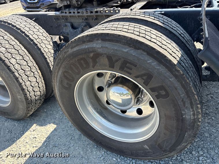 image for item YA1087 2021 International LT625 semi truck