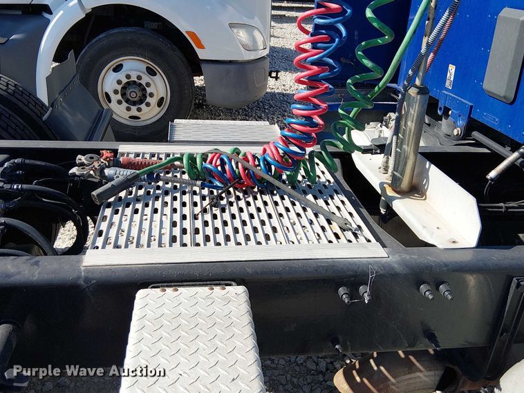 image for item YA1162 2019 Peterbilt 579 semi truck