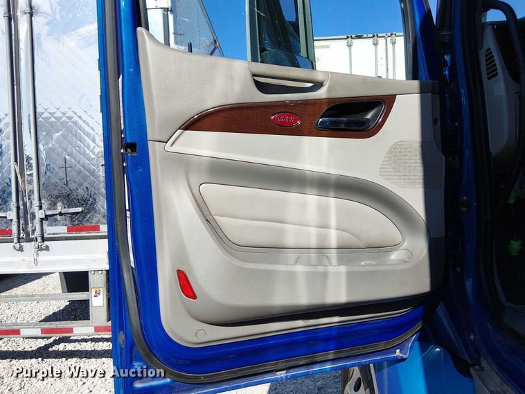 image for item YA1162 2019 Peterbilt 579 semi truck