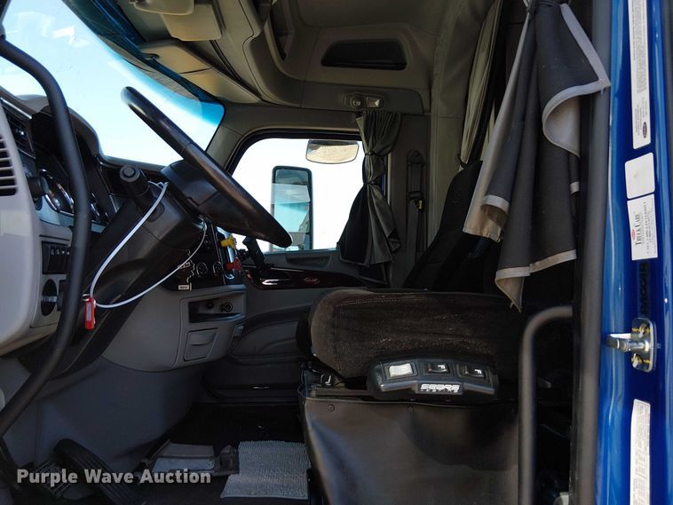 image for item YA1162 2019 Peterbilt 579 semi truck