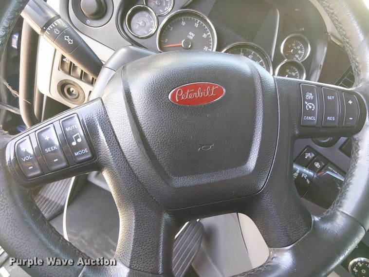 image for item YA1162 2019 Peterbilt 579 semi truck