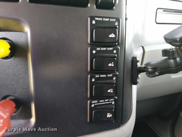 image for item YA1162 2019 Peterbilt 579 semi truck