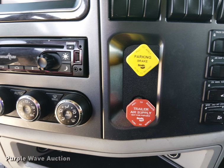 image for item YA1162 2019 Peterbilt 579 semi truck