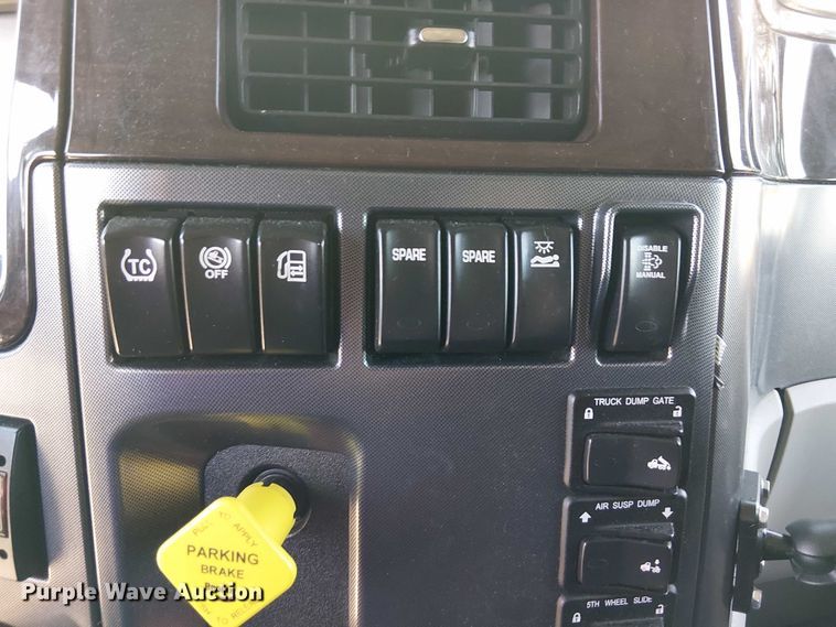 image for item YA1162 2019 Peterbilt 579 semi truck