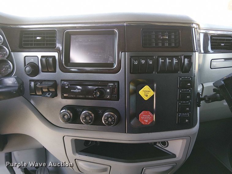 image for item YA1162 2019 Peterbilt 579 semi truck