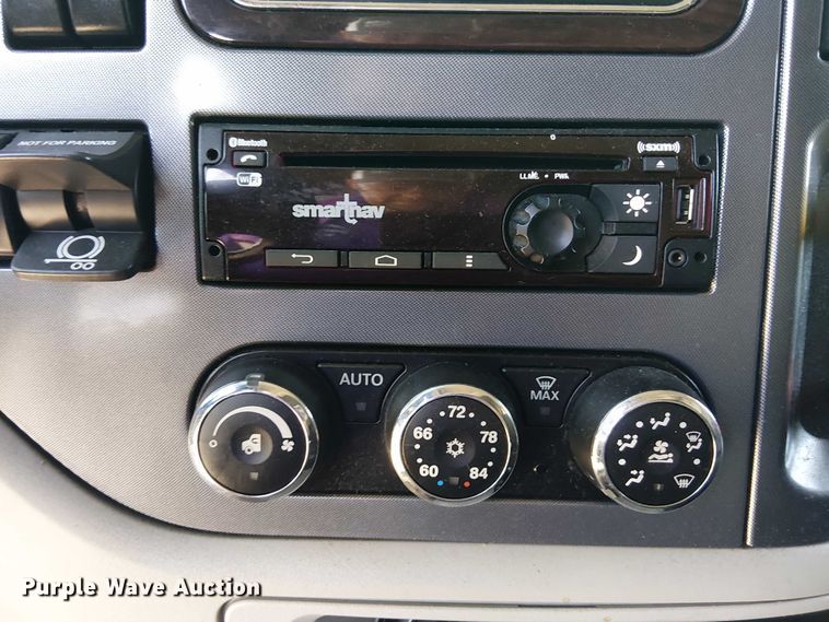 image for item YA1162 2019 Peterbilt 579 semi truck