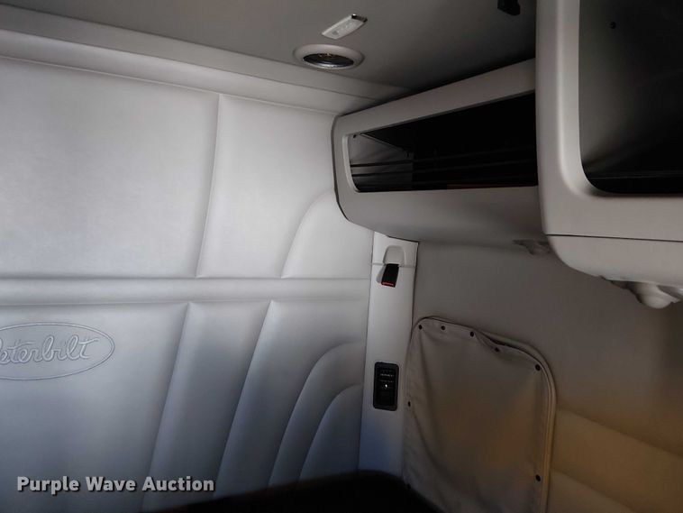 image for item YA1162 2019 Peterbilt 579 semi truck