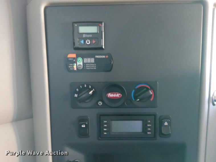 image for item YA1162 2019 Peterbilt 579 semi truck