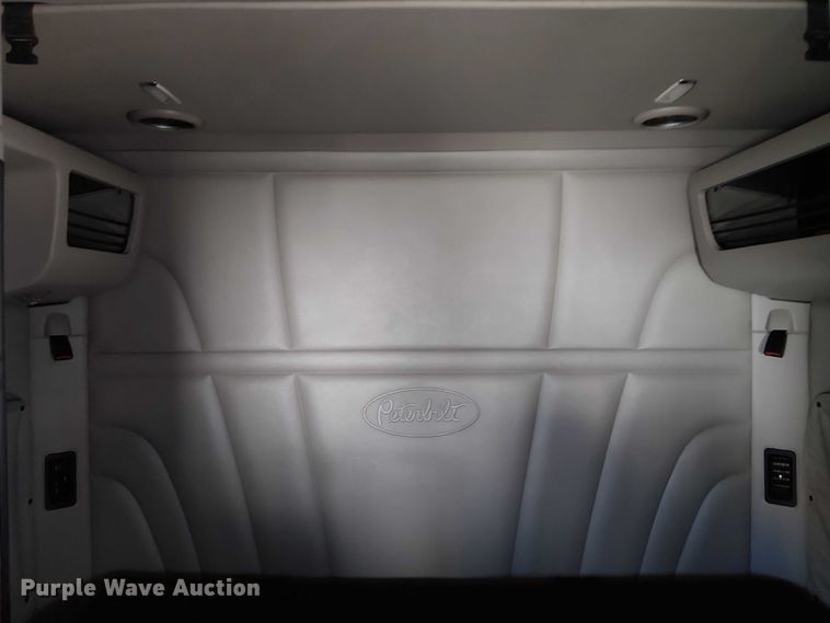 image for item YA1162 2019 Peterbilt 579 semi truck