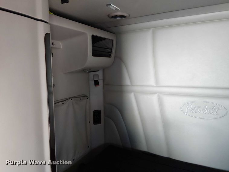 image for item YA1162 2019 Peterbilt 579 semi truck