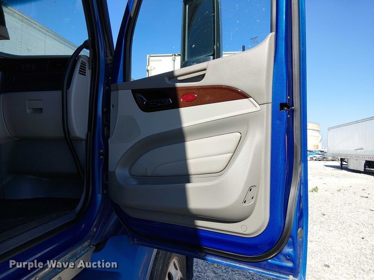 image for item YA1162 2019 Peterbilt 579 semi truck