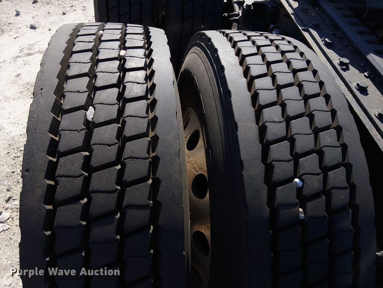 image for item YA1162 2019 Peterbilt 579 semi truck