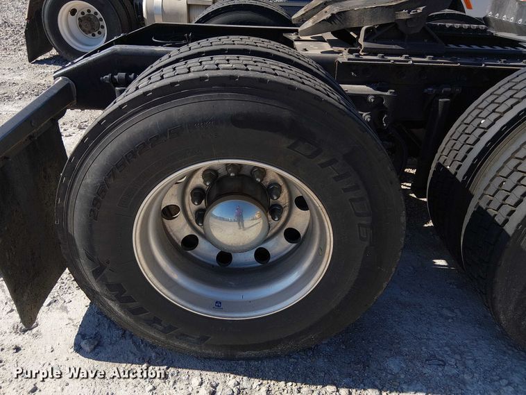 image for item YA1162 2019 Peterbilt 579 semi truck