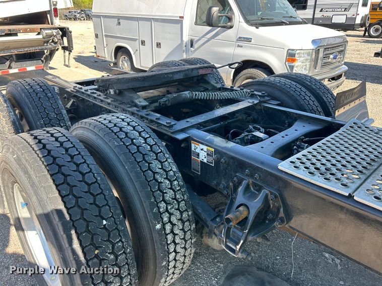 image for item YA1232 2024 Kenworth T680 semi truck