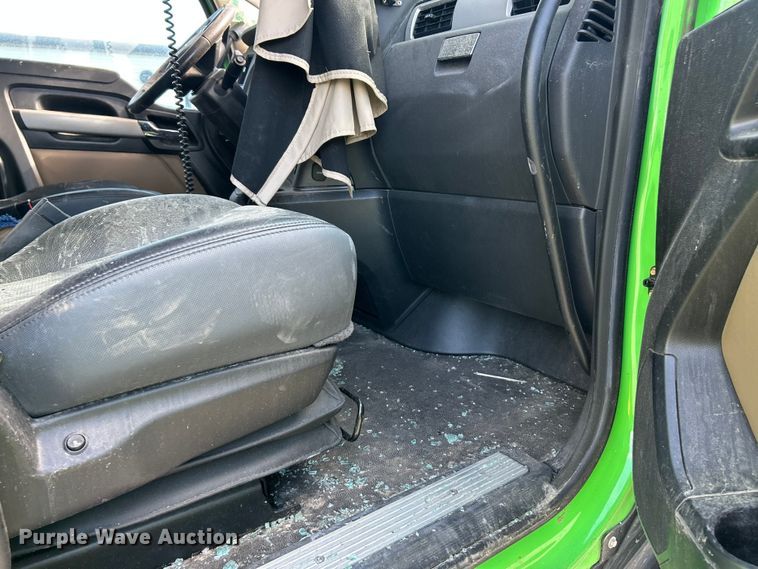 image for item YA1232 2024 Kenworth T680 semi truck