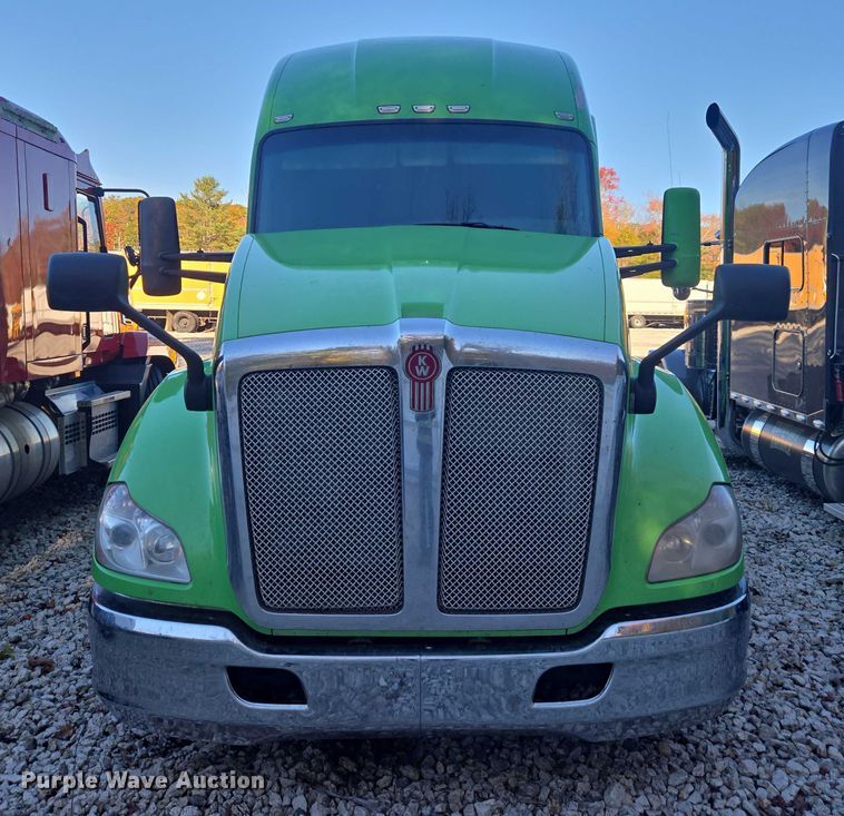 image for item YA1250 2015 Kenworth T680 semi truck