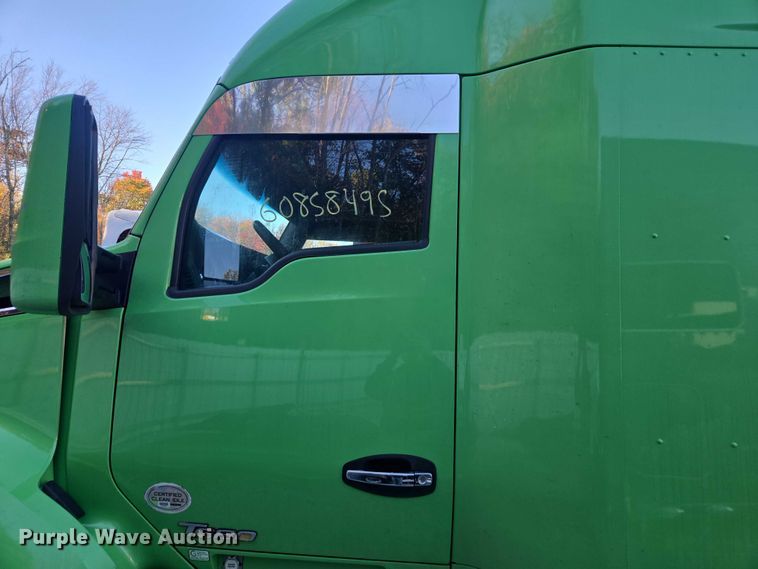 image for item YA1250 2015 Kenworth T680 semi truck