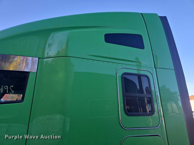 image for item YA1250 2015 Kenworth T680 semi truck