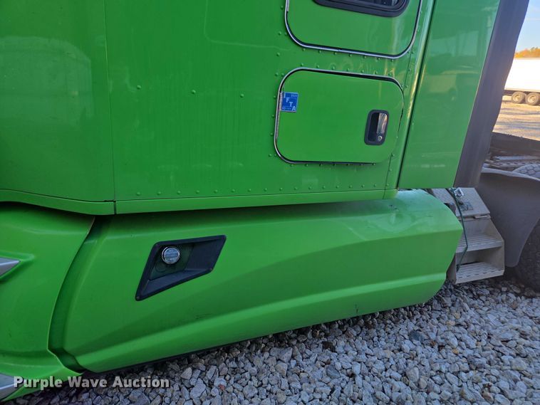 image for item YA1250 2015 Kenworth T680 semi truck