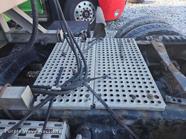 image for item YA1250 2015 Kenworth T680 semi truck