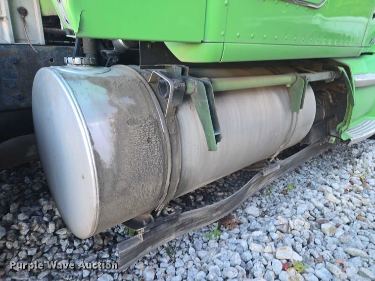 image for item YA1250 2015 Kenworth T680 semi truck