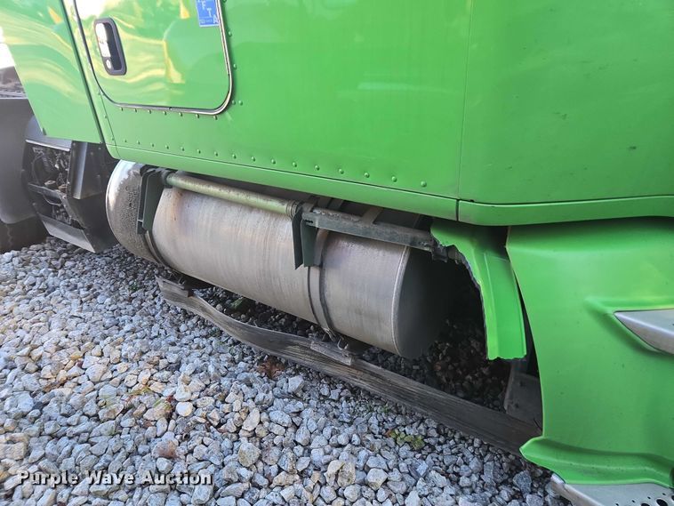 image for item YA1250 2015 Kenworth T680 semi truck