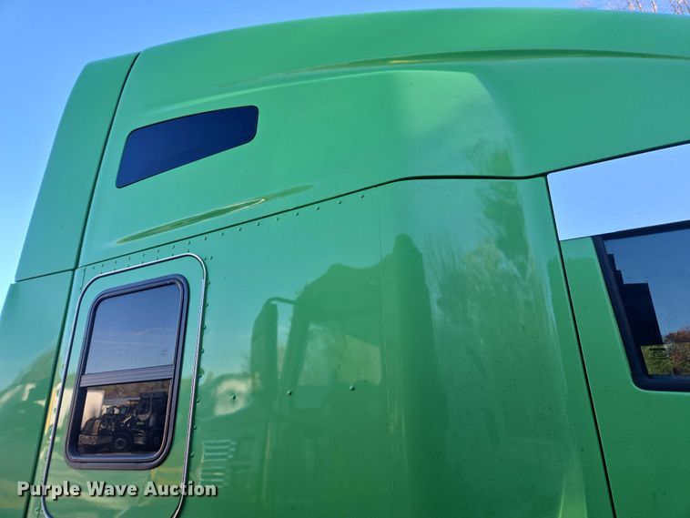 image for item YA1250 2015 Kenworth T680 semi truck