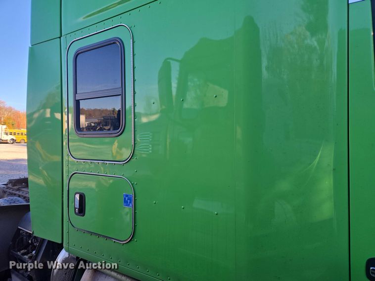 image for item YA1250 2015 Kenworth T680 semi truck