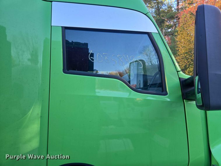 image for item YA1250 2015 Kenworth T680 semi truck