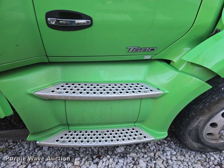 image for item YA1250 2015 Kenworth T680 semi truck