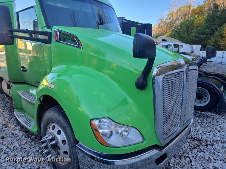 image for item YA1250 2015 Kenworth T680 semi truck
