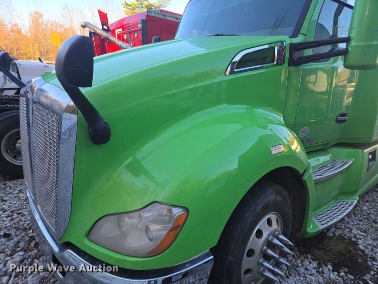 image for item YA1250 2015 Kenworth T680 semi truck