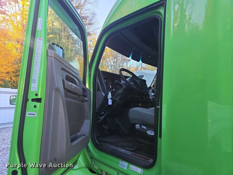 image for item YA1250 2015 Kenworth T680 semi truck